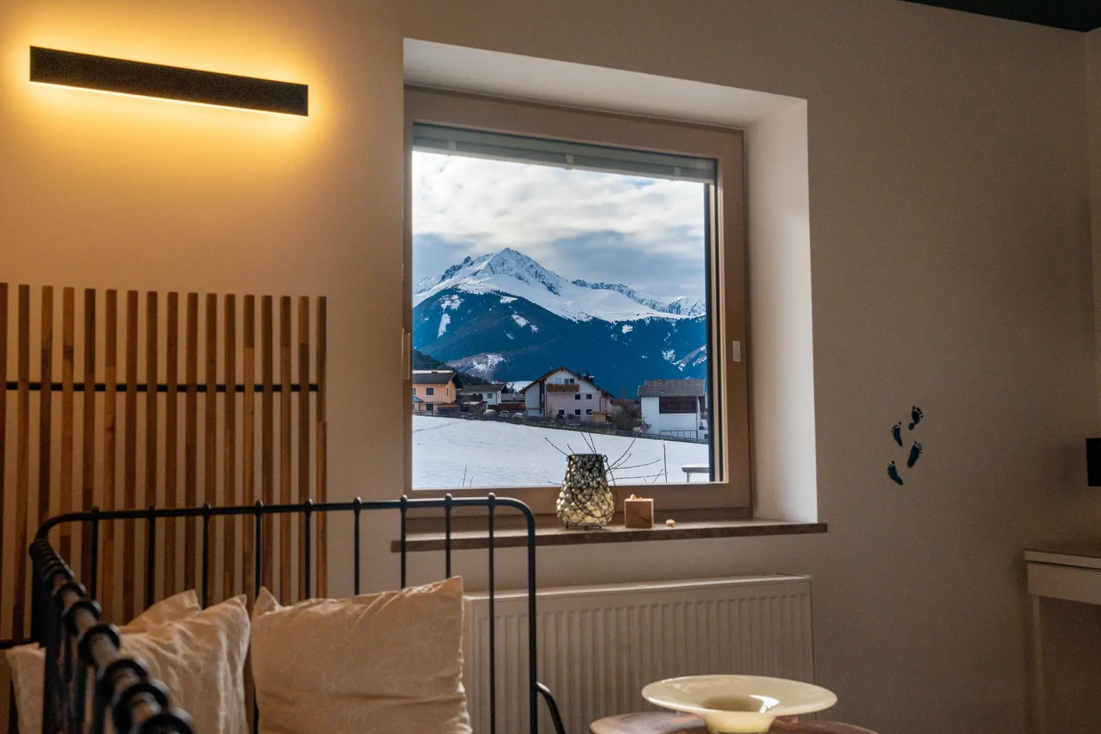 Wohnbereich mit Schlafmöglichkeit im Apartment Berg Glück Axams